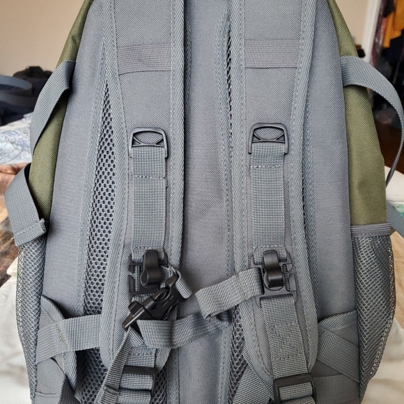 Desert Springs Hydration Backpack w/ 2L Water Bladder - Picture 2 of 8